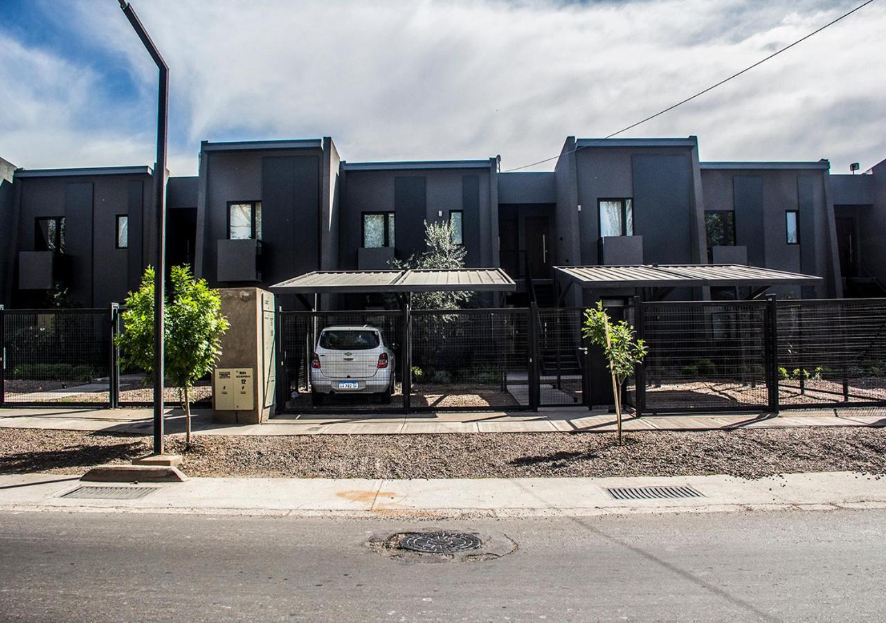 Depto del Bosque, 4 personas, patio, cochera cubierta ,parrilla - B&B