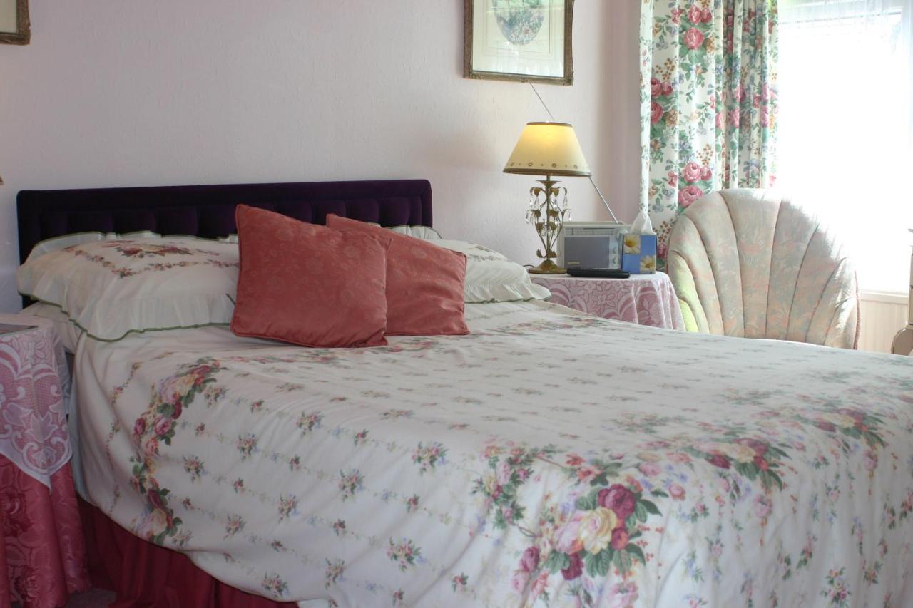 Twin Room with En suite Bathroom