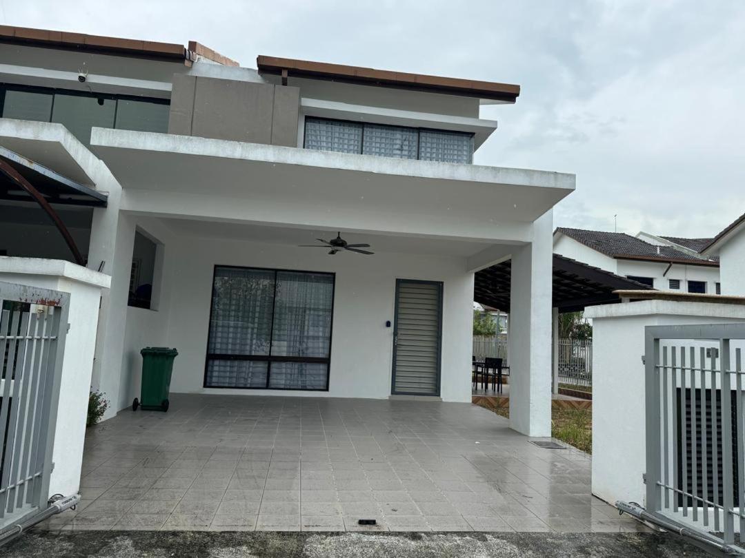 Sungai Long Guesthouse - Bed and Breakfast