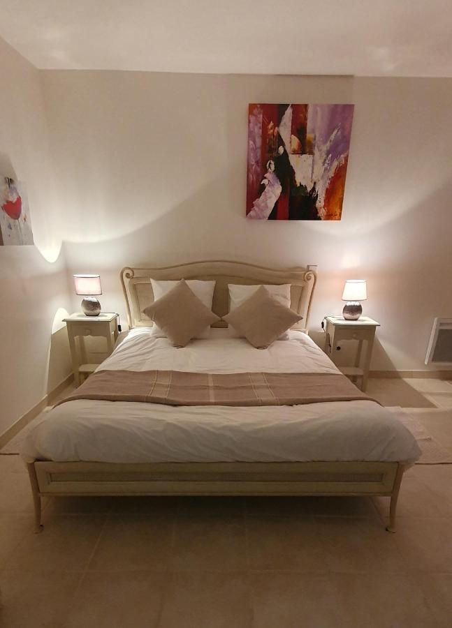 Kamer met Kingsize Bed en Rolstoeltoegankelijke Douche - Geschikt voor Gasten met een Lichamelijke Beperking