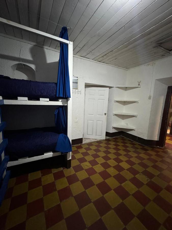 Dormitorio Femminile con 8 Letti 