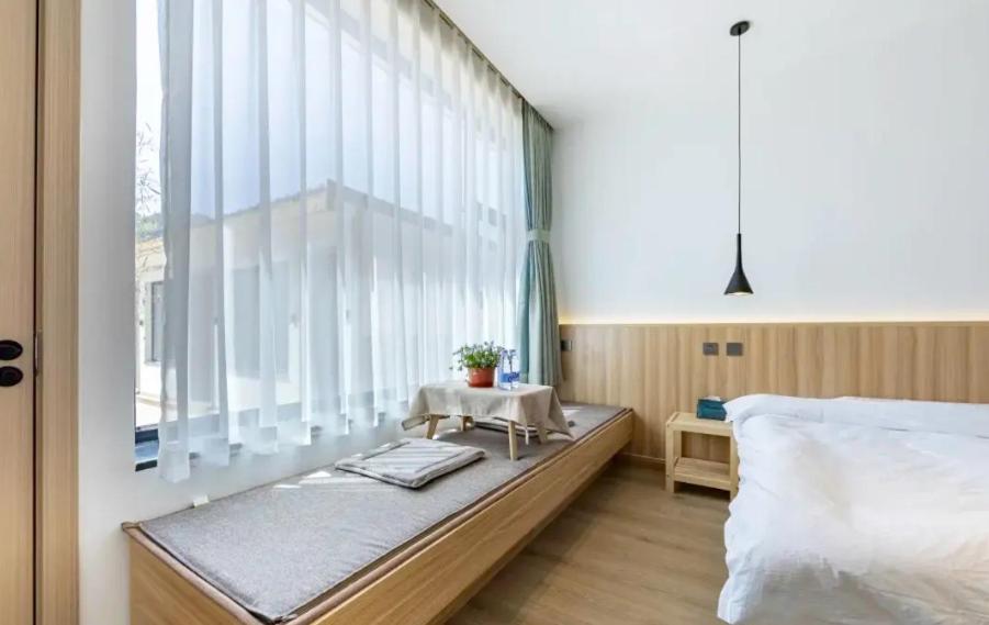 Double or Twin Room with Mountain View