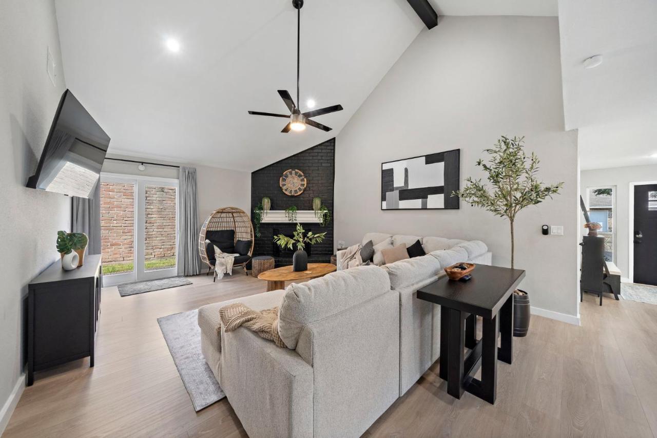 Houston Getaway Yard Bbq Games Wifi Pets - B&B
