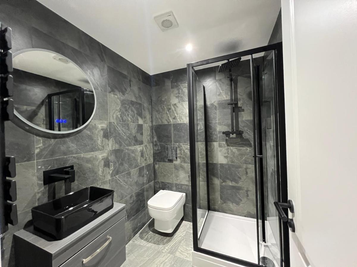 Luxury 2 Bed Apartment - Contractor Friendly - FREE Parking - WIFI & High Tech - 2 Bathrooms - - Chambres d'hôtes Peterborough