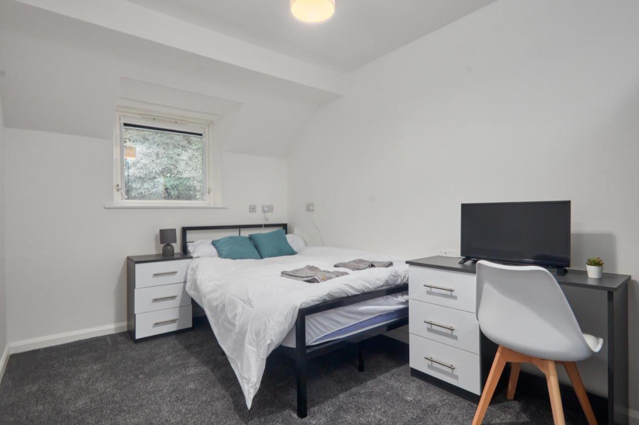Spacious 5-Bedroom Home With Parking Space - B&B Sheffield