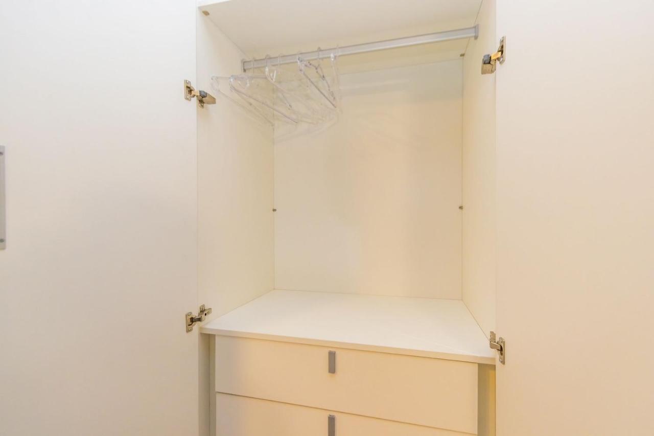 Studio para até 2 Pessoas com Sacada - ALL1002 - B&B