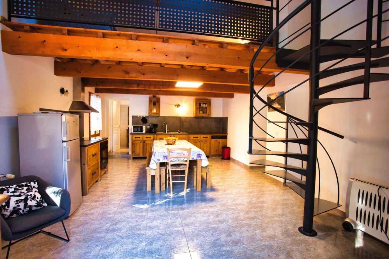 Two-Bedroom Apartment with Mountain View