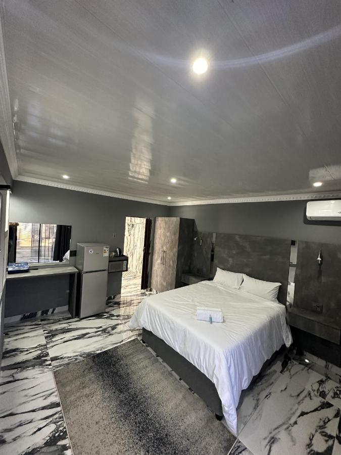 Harry's Luxury Guest House - B&B Mahikeng