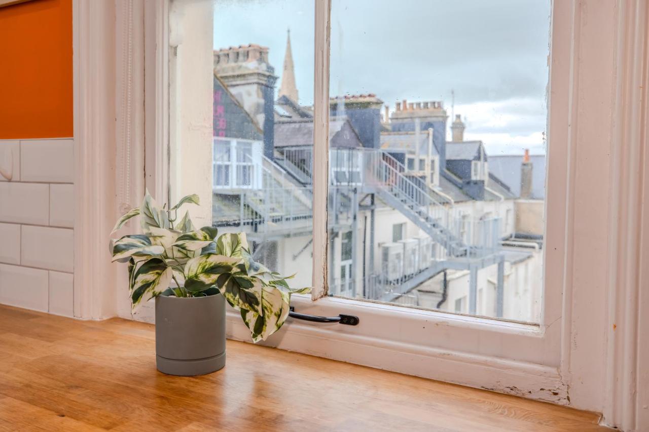 Modern 2-Bedroom Flat with Complimentary Parking - Chambres d’hôtes The City of Brighton and Hove
