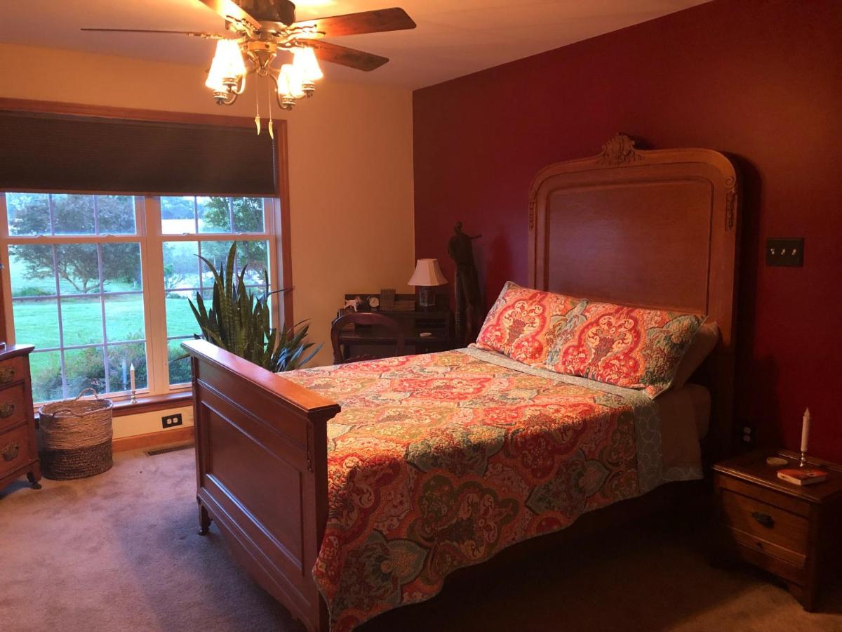 1st floor 2 guest rooms, shared full bath - B&B Argo Corners