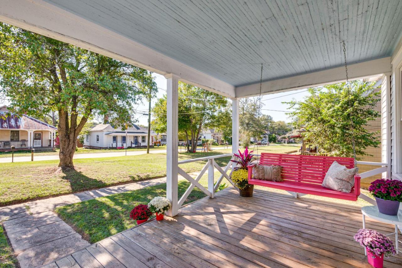 3 Mi to Downtown Covington Cozy Getaway with Porch! - B&B