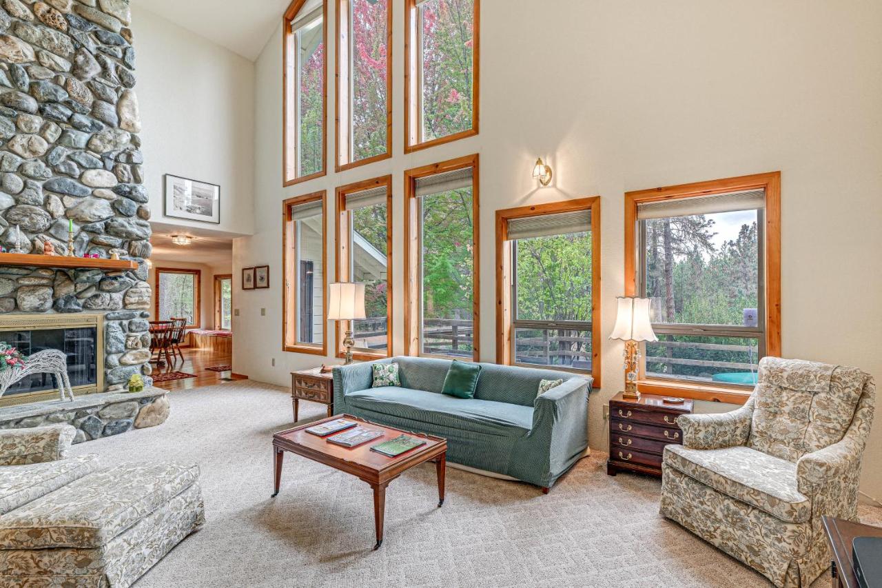 Close to Wine Trail Home with Deck Near Applegate - B&B Grants Pass