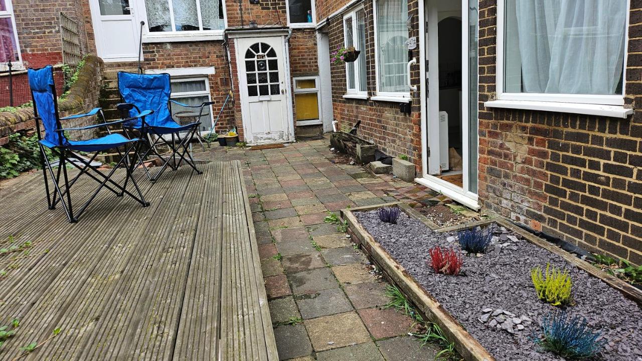 3 Bed House Central Luton London Luton Airport Parking - B&B