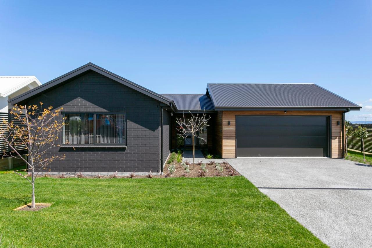 Taupo New Retreat - Stylish, Convenient and Gully track to the lake - B&B Taupo