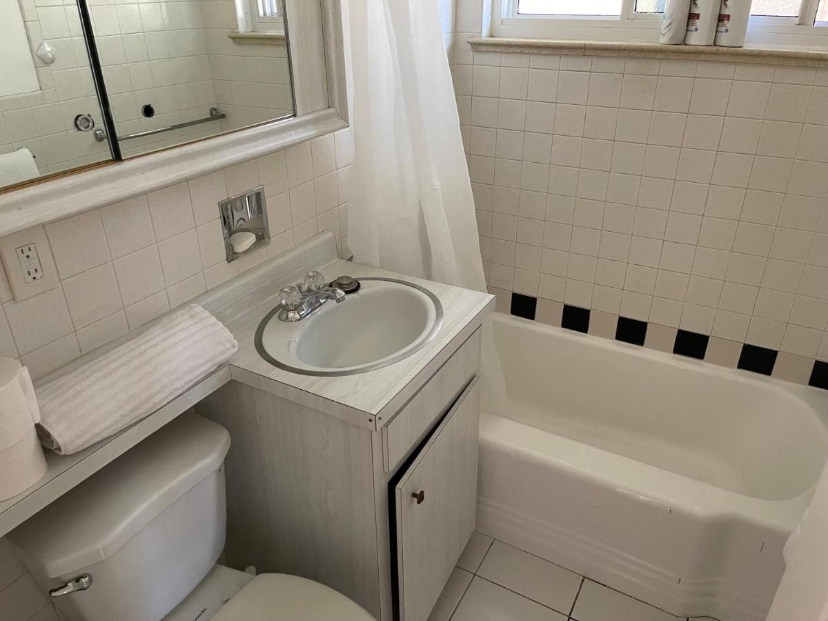 Shared house Central Denver- Queen sleeper sofa-24hr self check in one person - Ferienwohnung