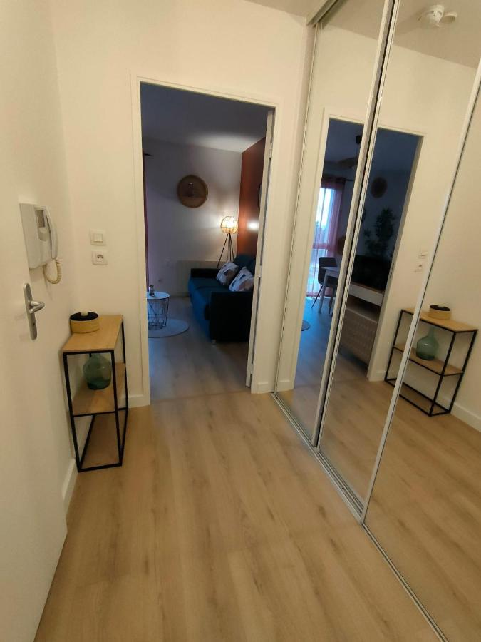 Le Courvoisy, Studio avec piscine, près Groupama Stadium et Salle Arena - Chambres d'hôtes Meyzieux