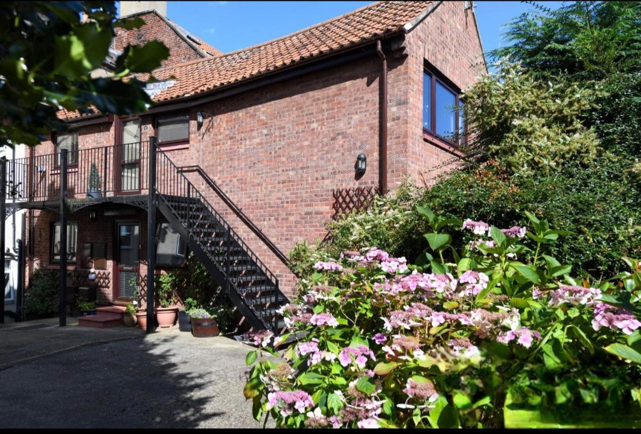 Courtyard Cottage with free onsite parking, garden, short flat walk to town - B&B