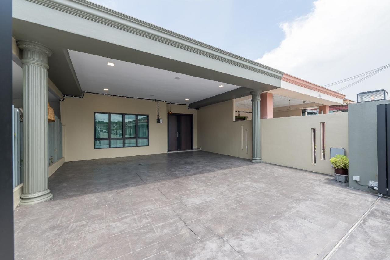 Klang Bukit Tinggi Unique Design with Outdoor Cafe up to 12pax - B&B Klang