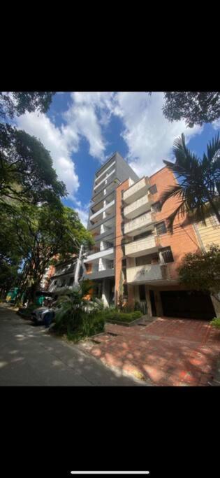 Apartamento Lujoso cerca del Estadio Piso 6to - Chambres d’hôtes Medellín