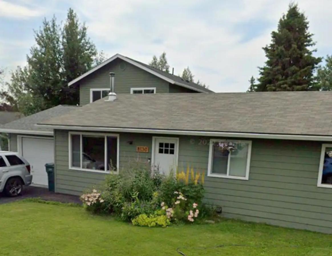 Cozy City Stay, 3bdrm near Airport - B&B