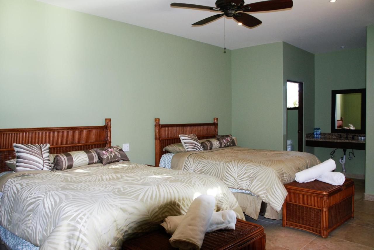 Zimmer mit 2 Queensize-Betten und Bergblick