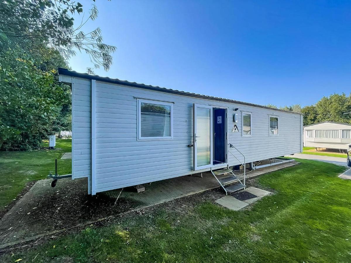 Stunning 6 Berth Caravan At Broadland Sands Holiday Park Ref 20024Sv - Bed and Breakfast Hopton