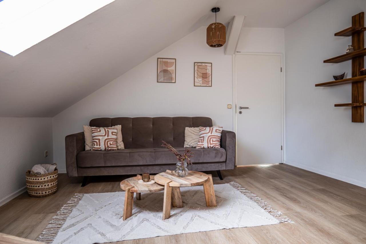 Moderne 2 Raum - Arbeitsplatz - SmartTV - Zentral - ruhiges Dachgeschoss - Chambres d’hôtes