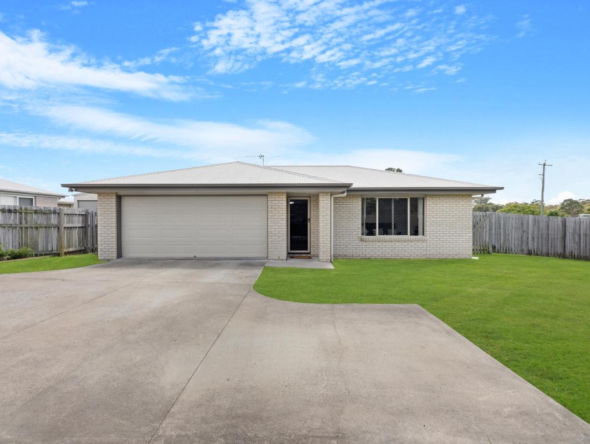 Spacious 4-Bed Home with Alfresco BBQ Area - Ferienwohnung