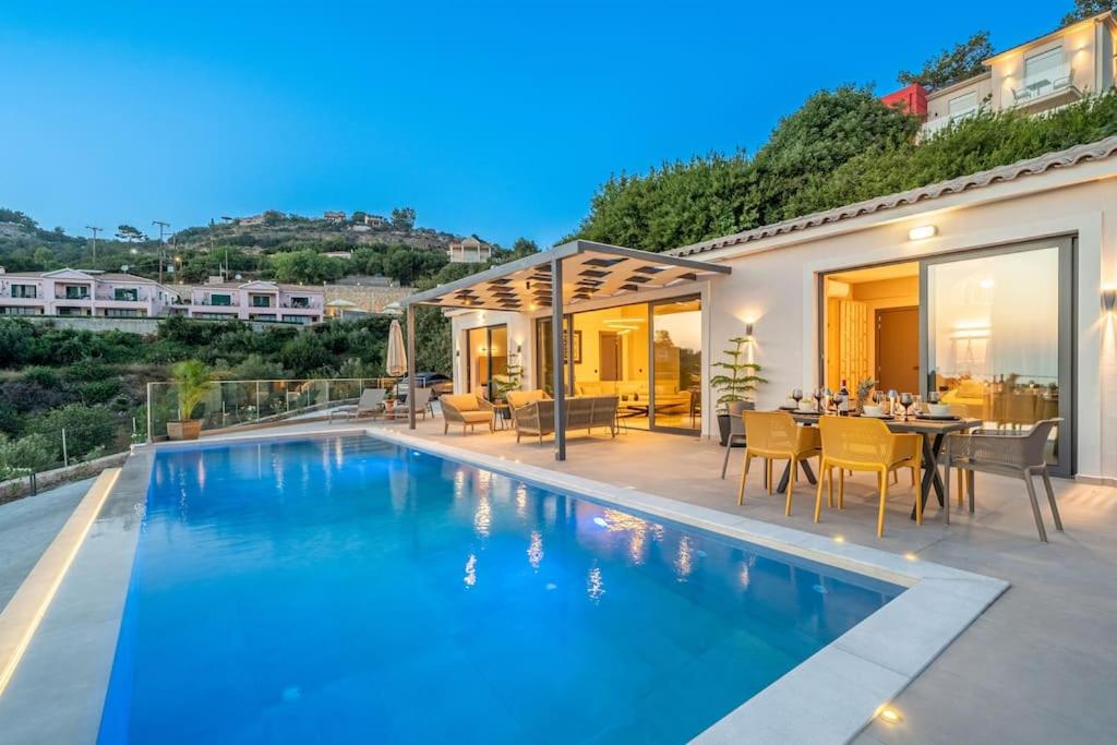 Luxury Villa Gjovana's 2 - B&B Svoronáta