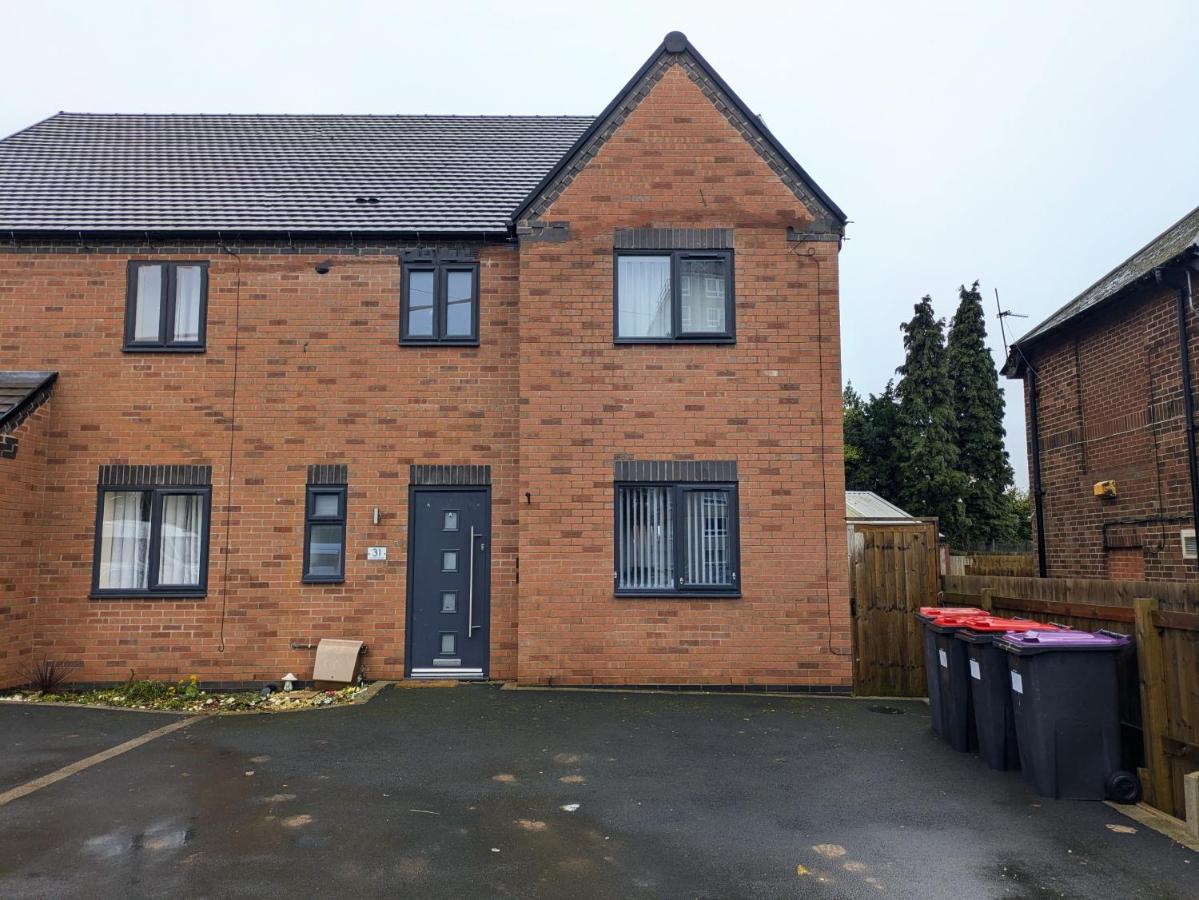 Tempting Telford 4 bed house - Chambres d’hôtes