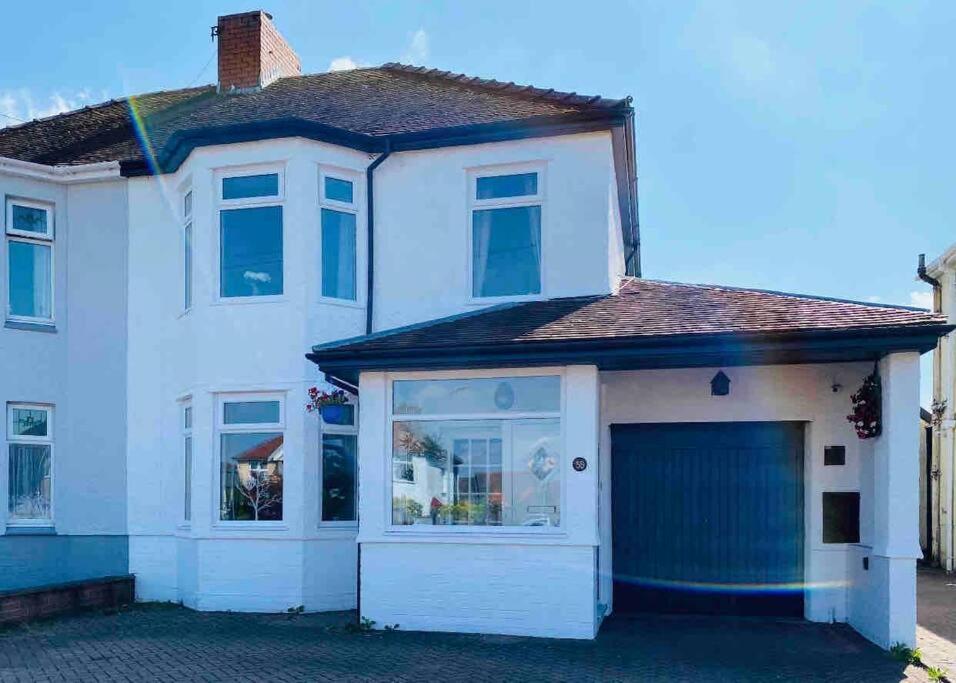 Entire house, great location, near transport links - B&B
