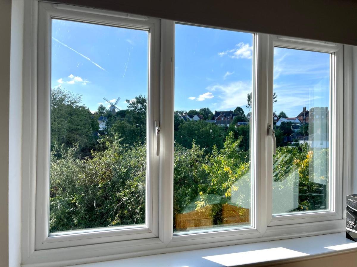 Large 5 bed detached house near Stansted Airport with Parking for 2 vehicles! Stansted Stays - Chambres d'hôtes Stansted Mountfitchet