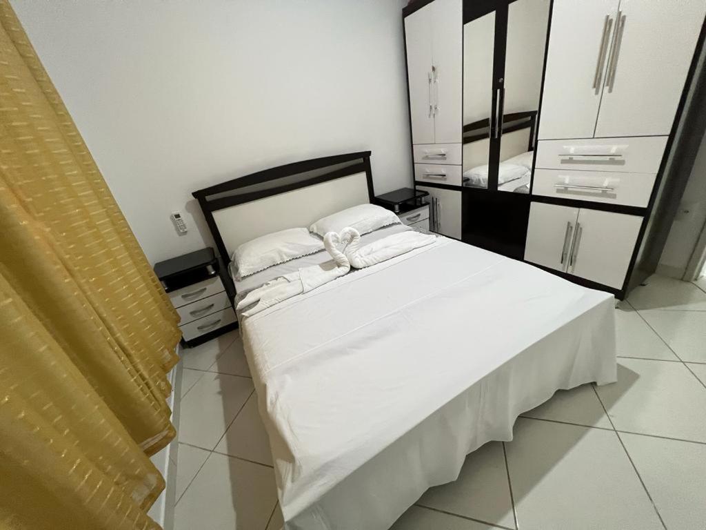 MELHOR ESCOLHA - 90 metros da Beira Mar - 2 Quartos com AR CONDICIONADOS SPLIT, Air Fryer, Wi-Fi, Disney Plus, Star Plus, HBO Max, Cadeiras de Praia, Caixa Térmica - 7 pessoas - Perto de tudo! - Chambres d'hôtes Guarapari