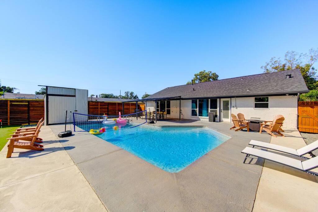Pickleball Paradise Retreat - 4 Bedrooms, 2,5 Baths - Houston Downtown, Houston Heights - Pickleball and Basketball Court, Pool, miniGolf, Karaoke, Fire Pit, BBQ, Billiards, Ping Pong, Hockey, King Bed - Chambres d'hôtes Houston