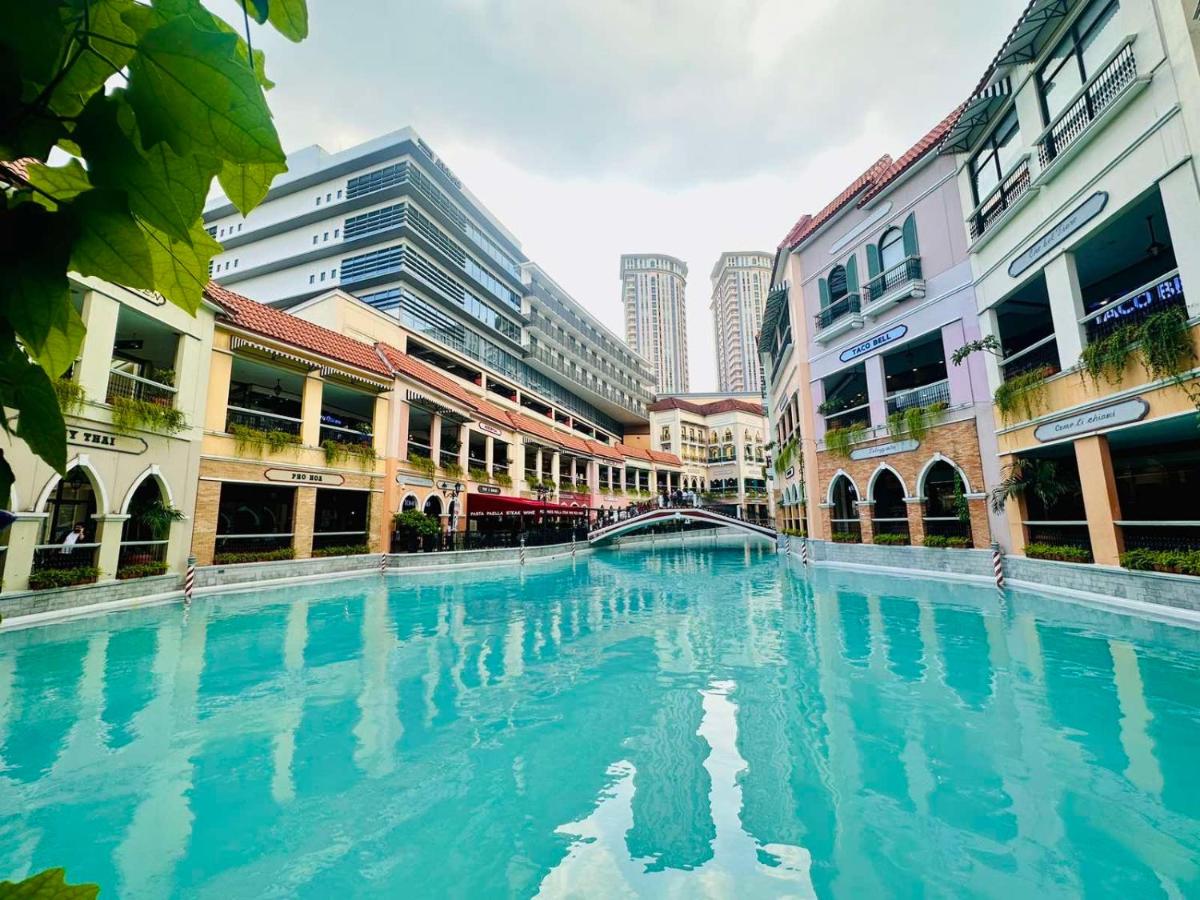 New 2 Bed RM & 2 Bath RM BGC Taguig McKinley connect Venice mall - B&B Manila
