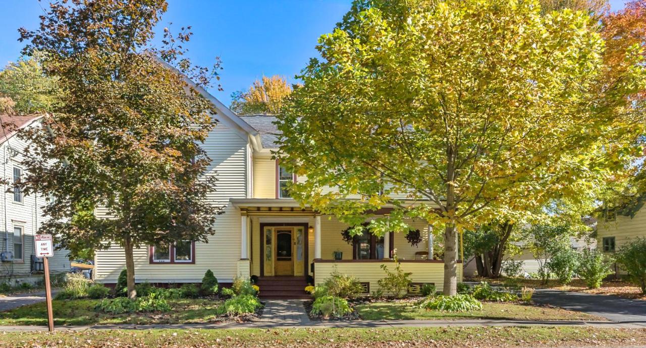 Downtown Spacious Family Oasis - Bed and Breakfast Canton