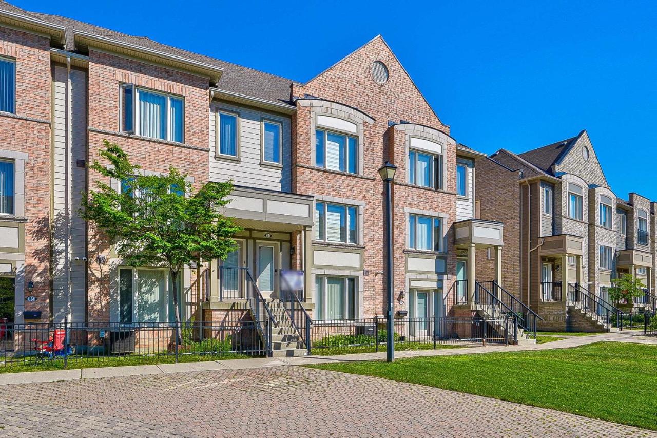 3 Bedrooms Townhouse Near Square One, Ridgeway Plaza & Toronto Airport with 2 Parkings - B&B
