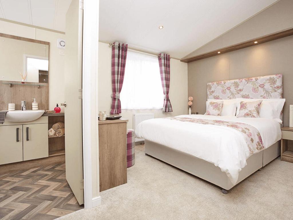 Limetree Lodge 2 with Pets Welcome at Riverside Leisure Park - B&B