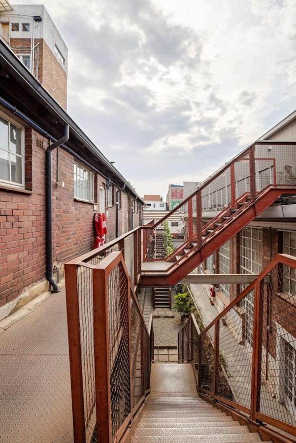Maboneng Spacious Loft - Bed and Breakfast