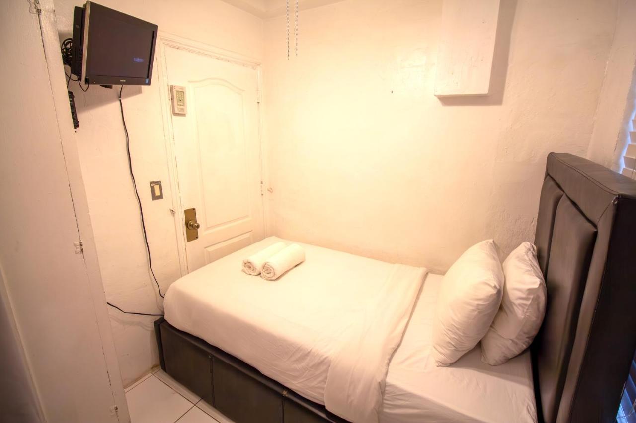 Deluxe One-Bedroom Apartment
