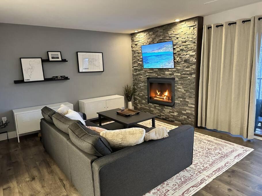 Ski In Ski Out, 2 King Beds ,Hot Tub, Sauna, 5 Min Walk to Base, Private Balcony with Views - B&B