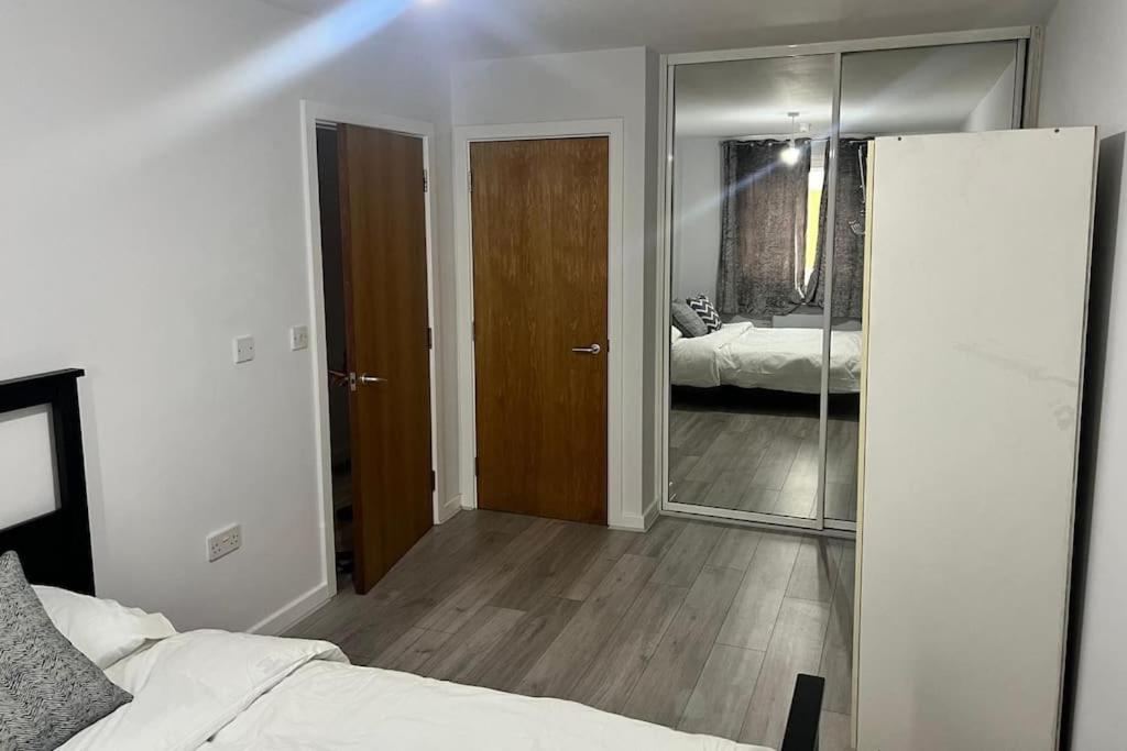 Modern 1 bed flat - Minutes from Newbury Park Station - B&B