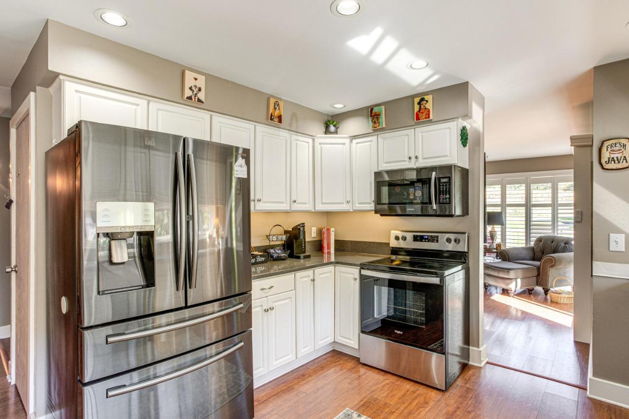 Spacious Lucas Home with Private Pool and Game Room! - Chambres d’hôtes