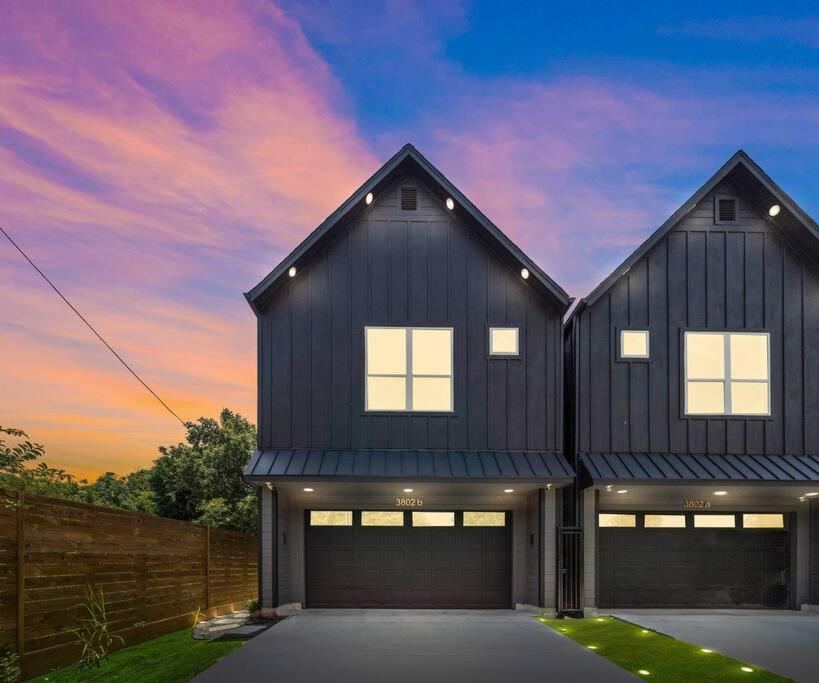 Black House - Downtown Elegance with HotTub and King Beds - Bed and Breakfast