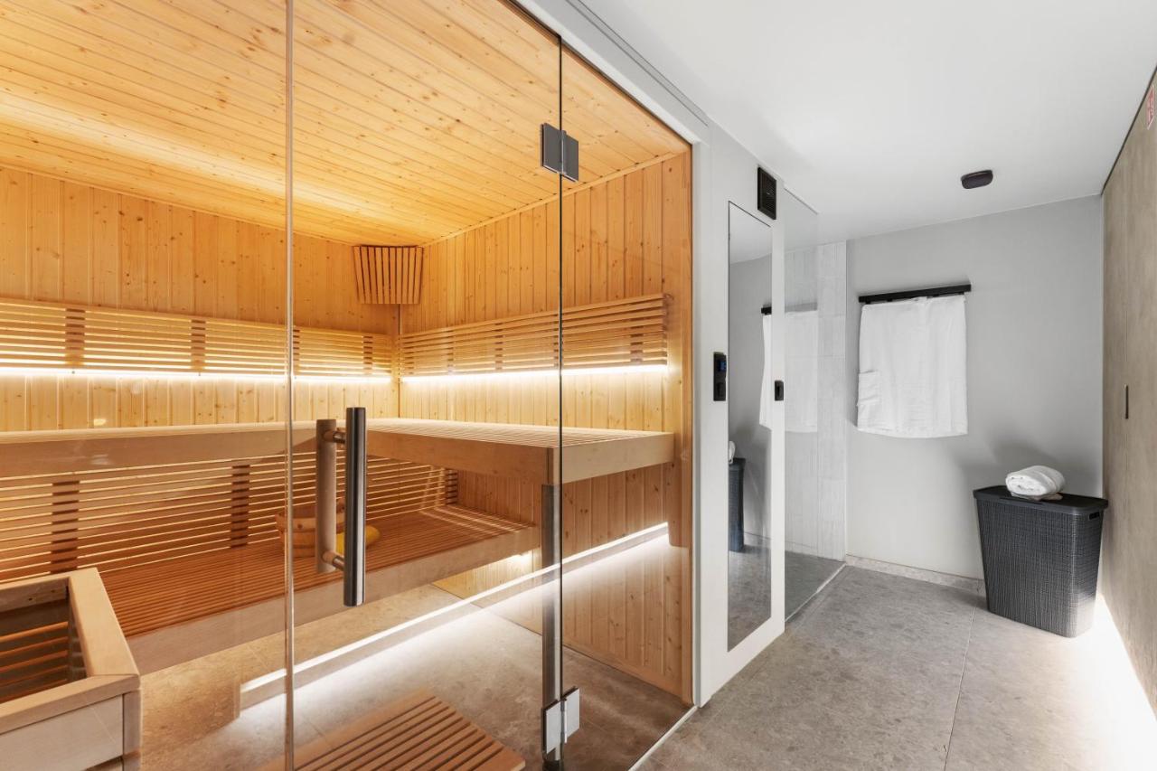 Modern & Spacious House with Wellness - B&B Courtrai