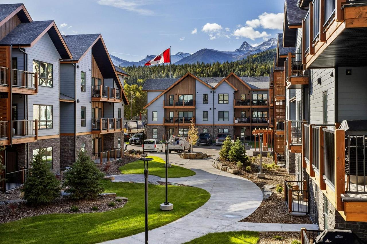 Perfect 3 bed-2 bath Top Floor Hot Tub Heated Pool Gym - B&B