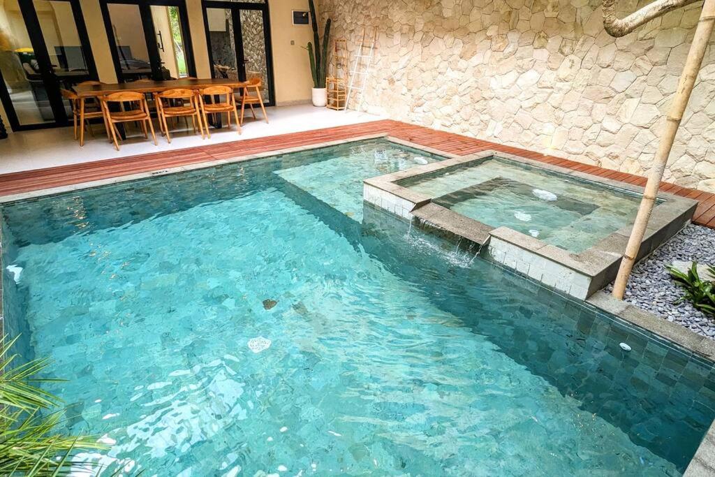 Cottonwood Villa Magnolia B - Jacuzzi Billyard BBQ - Ferienwohnung Bandung