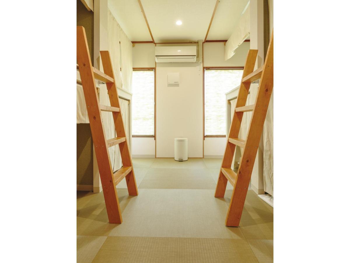 Posto Letto in Dormitorio Misto con 8 Letti (Solo Adulti)