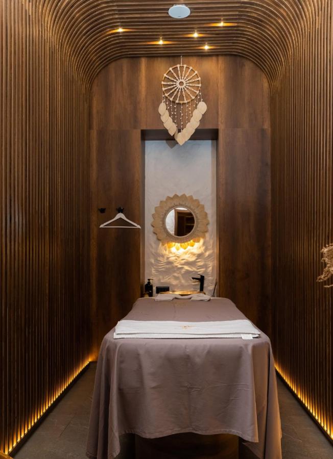 Возле EXPO, есть все настольные игры - B&B Astana