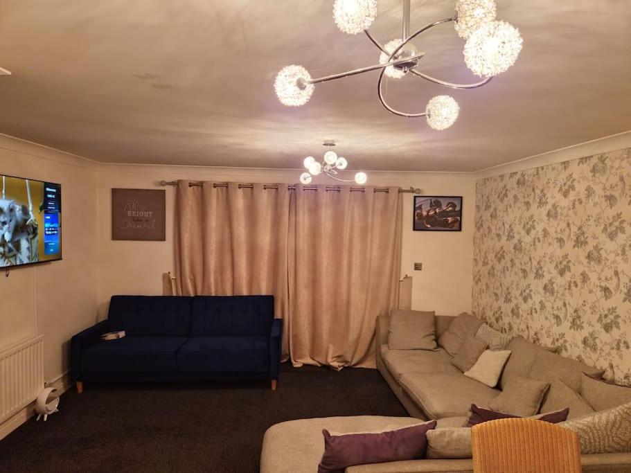 Maidstone holiday apartment 3 bedroom free sports sleeps 7 - B&B